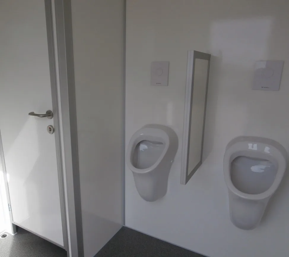 Herrenabteil des Toilettenanhängers Typ 2+1+2-37 mit zwei Urinalen