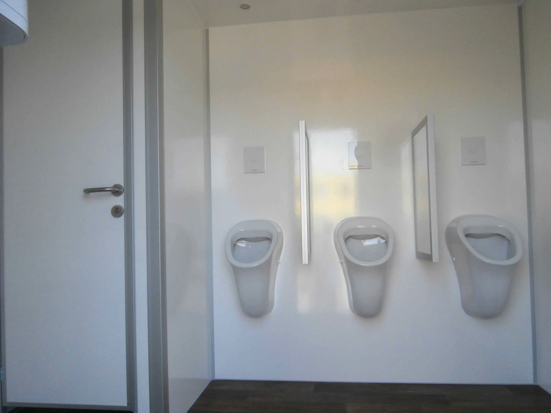 Herrenabteil des Toilettenanhängers Typ 3+1+3-52 mit drei Urinalen