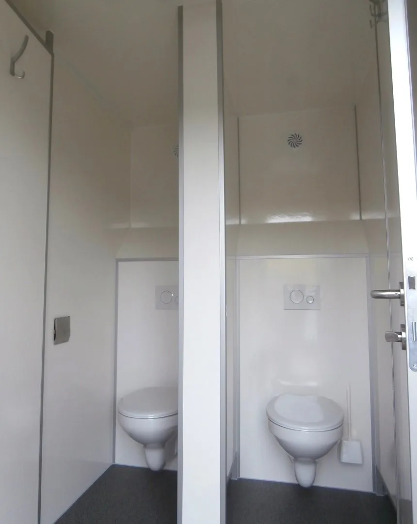 Drei WC-Kabinen im Toilettenanhänger Typ 3+1+3-52