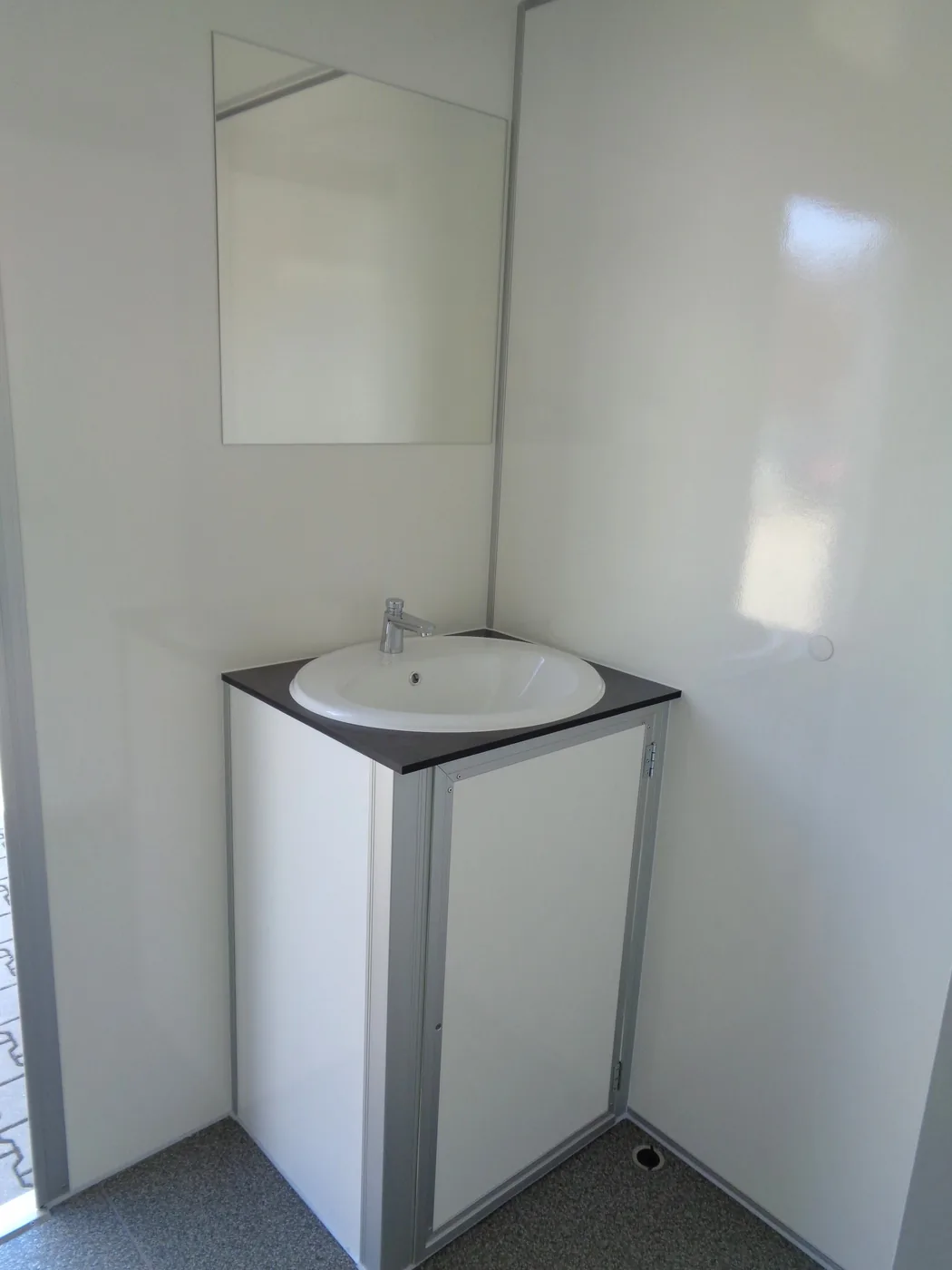 Weiterer Waschplatz im Toilettenanhänger Typ 4+1+4-57