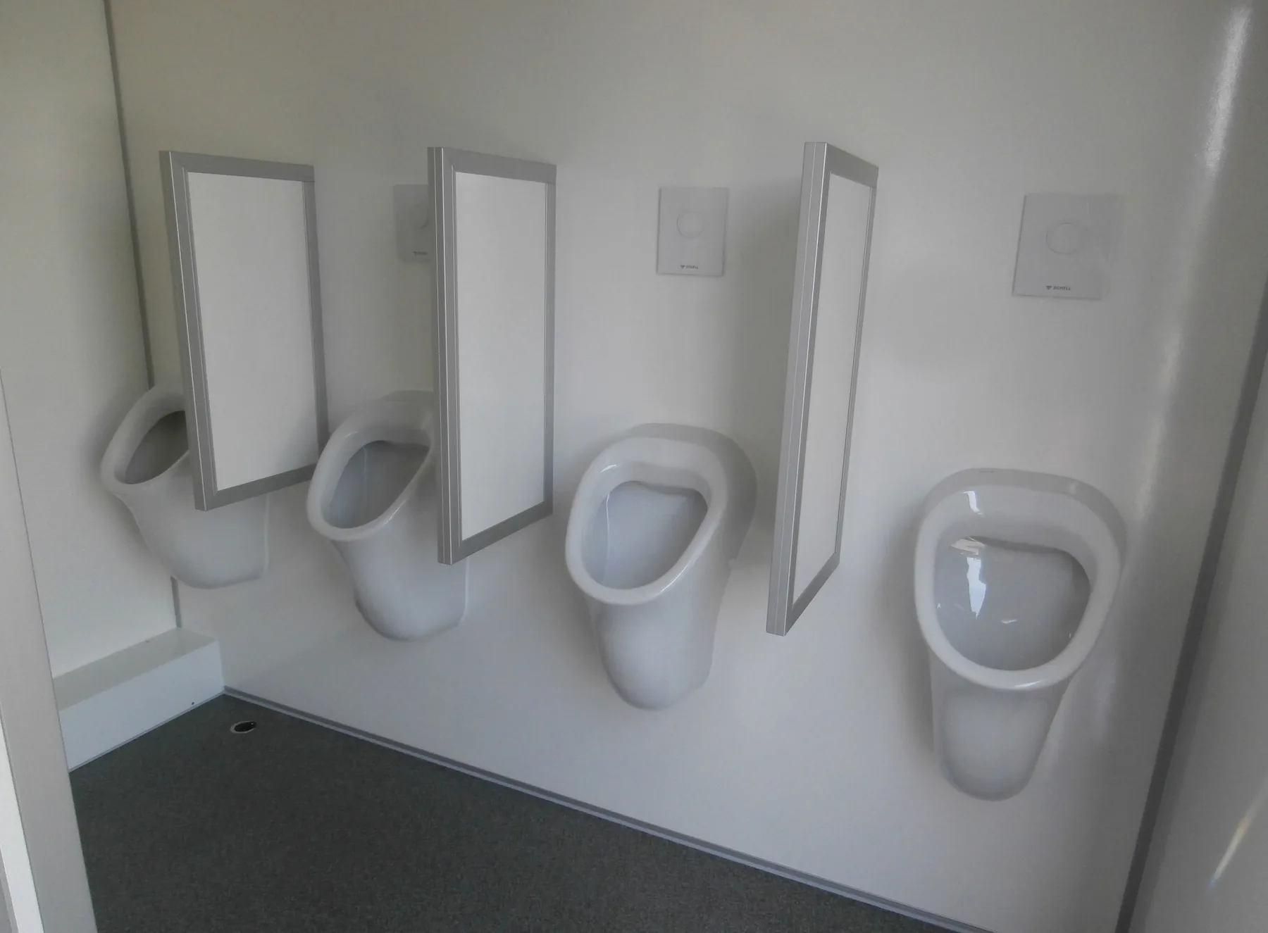 Herrenabteil des Toilettenanhängers Typ 4+1+4-57 mit vier Urinalen