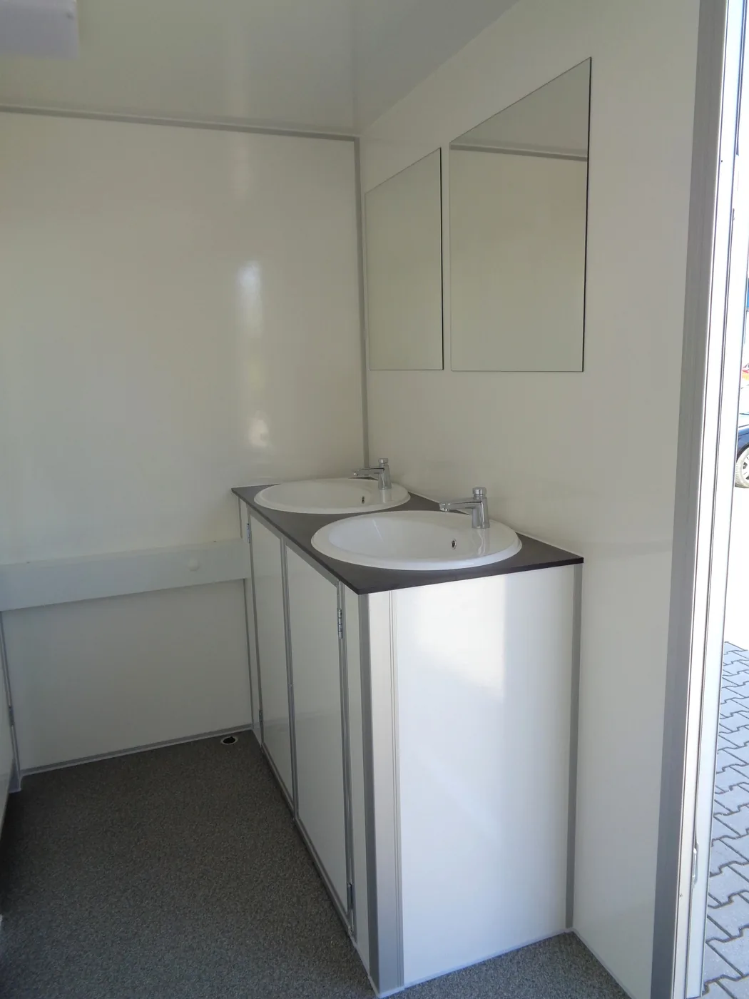 Waschbecken im Toilettenanhänger Typ 4+1+4-57